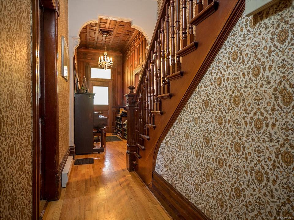 1736 Haultain Street, Victoria, BC