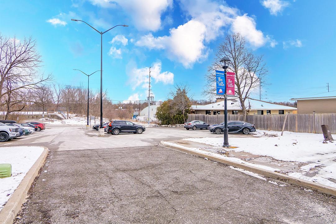 277 Queen Street South, Mississauga, ON